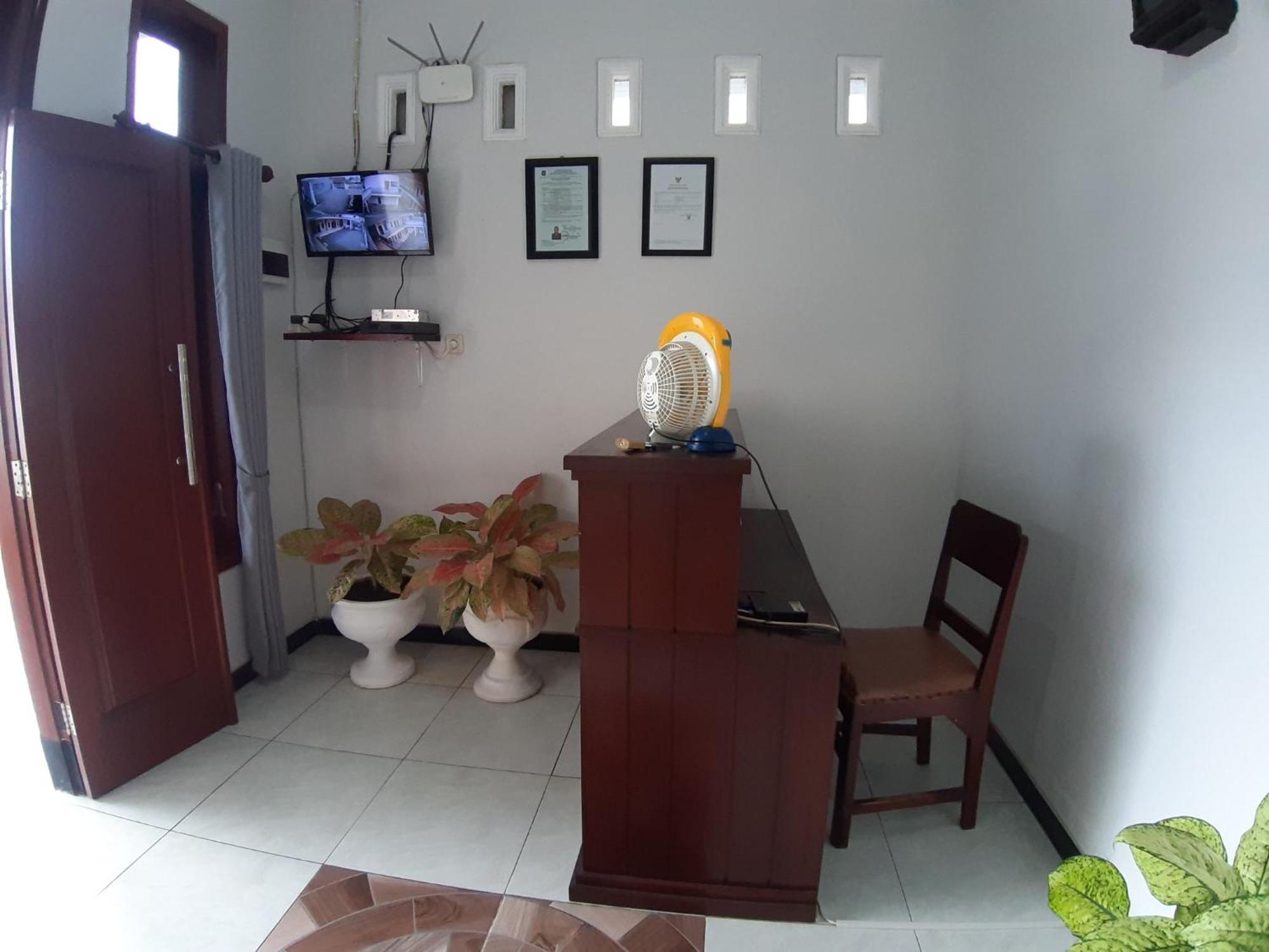 Oyo 2826 Panderman Residence Blitar Exterior photo