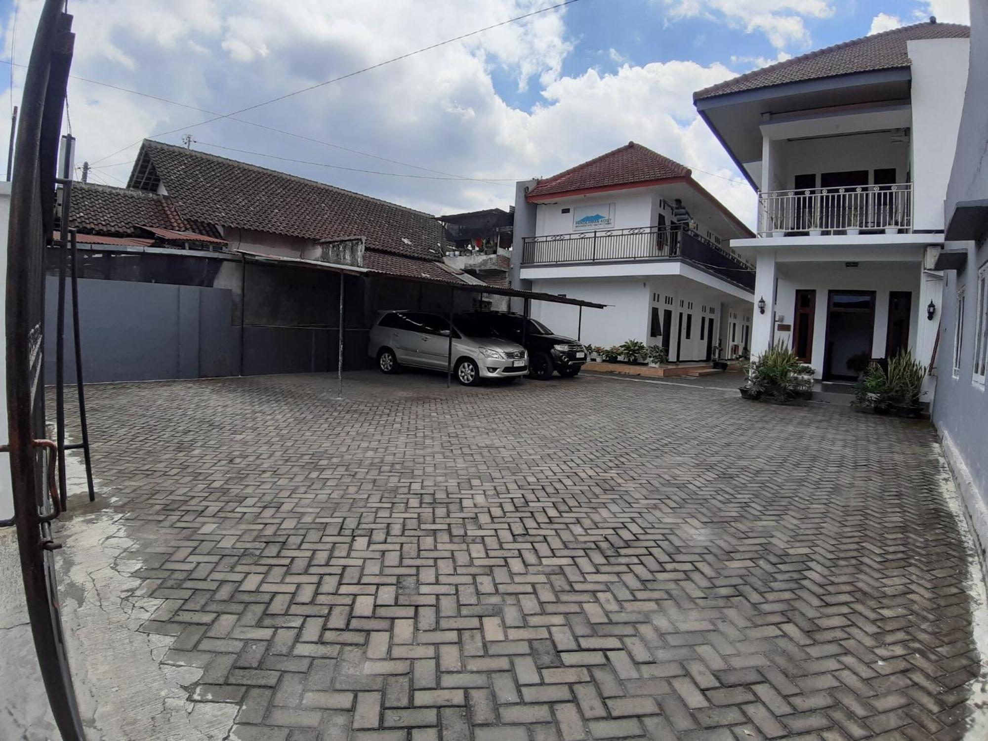 Oyo 2826 Panderman Residence Blitar Exterior photo
