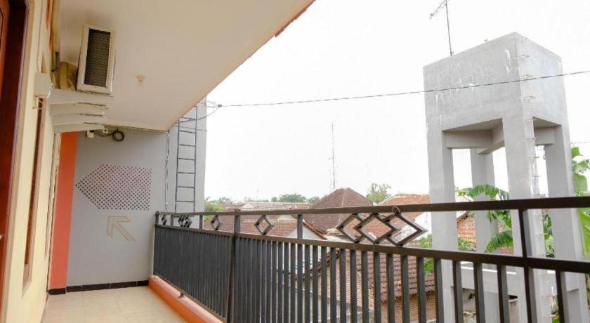 Oyo 2826 Panderman Residence Blitar Exterior photo